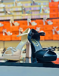 Yüksek topuklu ayakkabı