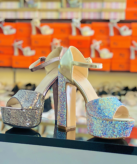 Yüksek topuklu ayakkabı