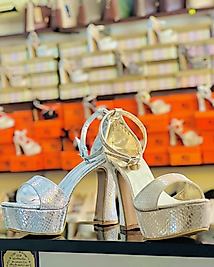 Yüksek topuklu ayakkabı