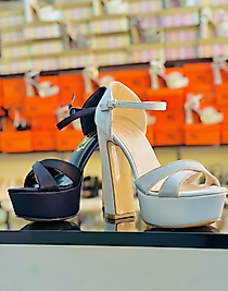 Yüksek topuklu ayakkabı